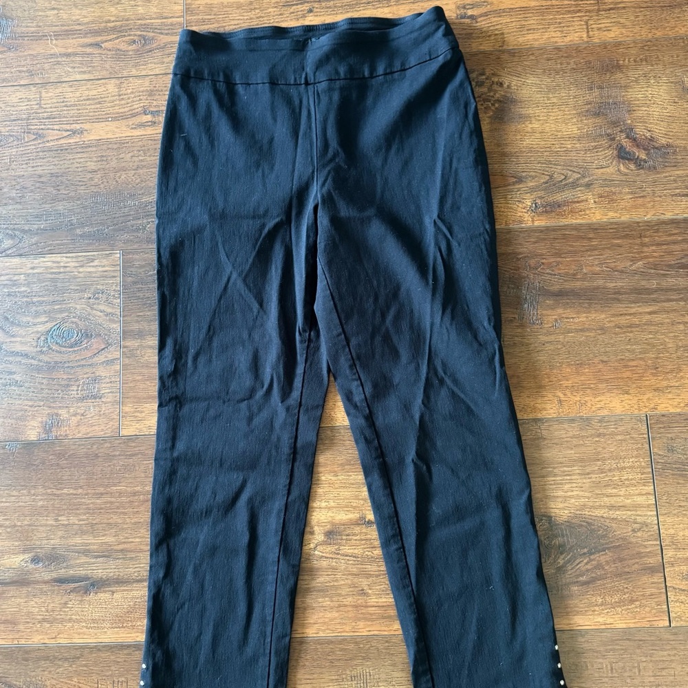 Roz & Ali Black Capri’s size 4
